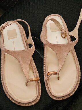 Dolce Vita Tan Leather Ring Toe Thong Flat Sandals Neutral Minimalist Size 7.5